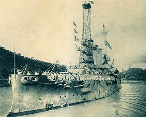 Amerikanisches Schlachtschiff Missouri passiert den Panamakanal