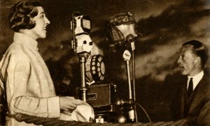 Amy Johnson sendet vom Flughafen Croydon, 1930, 1933 von Unbekannt