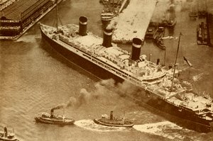 Ein Luftbild der Leviathan, die von kleinen Schleppern in ihr Dock in New York geschleppt wird, um 1930 von Unbekannt