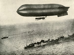 Ein Luftschiff eskortiert einen Konvoi, 1919