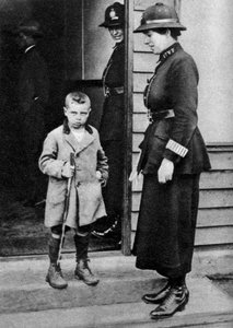 Ein Kind aus dem East End und eine Polizistin, London, 1926-1927 von Unbekannt