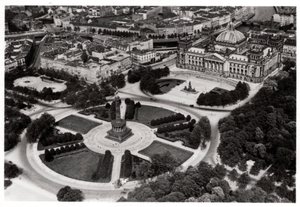 Eine Luftaufnahme des Königsplatzes, München, Deutschland, aus einem Zeppelin, ca. 1931, 1933 von Unbekannt
