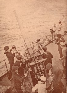 Eine Flugabwehrkanone im Einsatz auf einem britischen Schlachtschiff, ca. 1917-1919 von Unbekannt