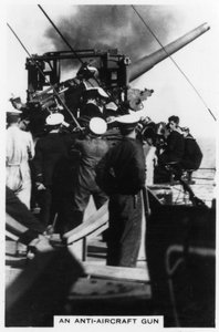 Eine Flugabwehrkanone an Bord der HMS Nelson