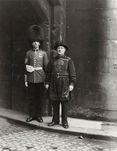 Alt und Neu am Tower of London von Unbekannt