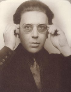 André Breton mit Brille