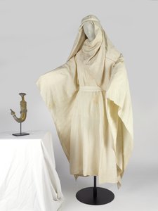 Arabische Gewänder und ein Kopfschmuck, bekannt als Keffiyah, gehörend zu T. E. Lawrence