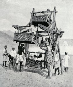 Arabische Kinder genießen ein Riesenrad, 1922