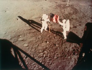 Armstrong und Aldrin hissen die US-Flagge auf dem Mond, 1969