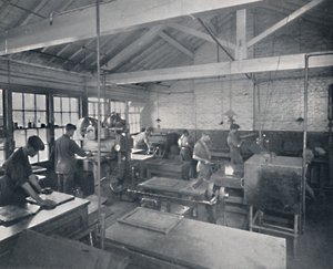 Bei der Arbeit in der Gießerei. Herstellung von Wachsmatrizen der Seiten, 1917 von Unbekannt