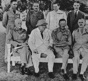 An der Front in Ägypten: Herr Churchill in Kairo mit Mitgliedern des Nahost-Kriegsrats, 1942