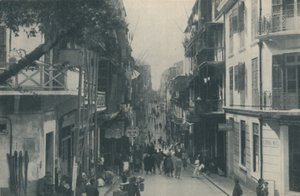 Balkonierte Gebäude einer belebten Handelsstraße, die von Osten nach Westen verläuft, um 1935 von Unbekannt