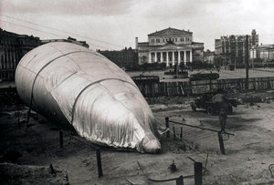 Sperrballon am Bolschoi-Theater, Moskau, UdSSR, 1942 von Unbekannt