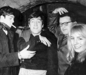 Beatles John Lennon und Paul McCartney im Cavern Club, ca. 1960 von Unbekannt