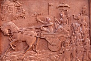 Bhagavad Gita auf einem Hindu-Tempel eingraviert: Krishna lenkt Arjunas Wagen, Vrindavan, Indien von Unbekannt