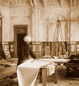 Bhai Ram Singh bei der Arbeit im Indian Room, Osborne House, Isle of Wight, 1892 von Unbekannt