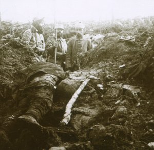 Leichen und Gefangene, Les Éparges, Nordfrankreich, 1915