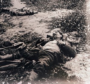 Leichen toter Soldaten, um 1914-1918 von Unbekannt