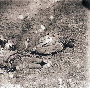 Leichen toter Soldaten, um 1914-1918