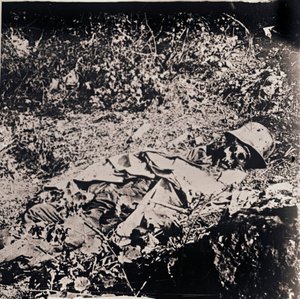 Leiche eines toten deutschen Soldaten, um 1914-1918