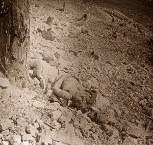 Leiche eines toten Soldaten, ca. 1914-1918