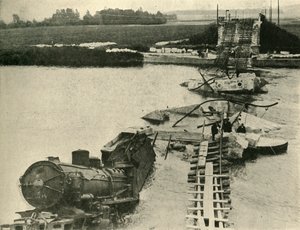 Bombardierte Brücke und entgleister Zug, Nordfrankreich, Erster Weltkrieg von Unbekannt
