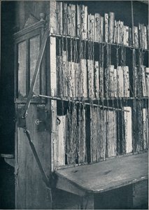 Bücherregal, 15. Jahrhundert, mit einigen späteren Ausgaben und Katalograhmen, 17. Jahrhundert von Unbekannt