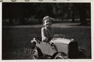 Junge fährt ein Spielzeug-Tretauto, um 1930 von Unbekannt