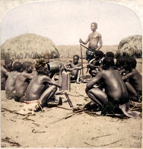 Krieger eines Zulu-Dorfes halten einen Rat ab, nahe dem Umlaloose-Fluss, Zululand, S.A.