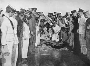 Britische Matrosen um ein Loch im Deck ihres Schiffes, 1915