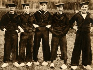 Britische Matrosen tragen holländische Holzschuhe, Erster Weltkrieg, 1914-1918, 1933 von Unbekannt