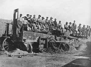 Britische Soldaten auf einem zerstörten türkischen Geschütz, 1915