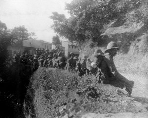Britische Soldaten ruhen sich auf einem Marsch zwischen Kalsi und Chakrata, Indien, aus von Unbekannt