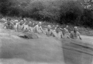 Britische Soldaten waschen sich in einem Gebirgsbach, Kalsi, Indien, 1917 von Unbekannt