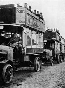 Britische Truppen werden mit Autobussen an einen neuen Frontabschnitt verlegt, 1915