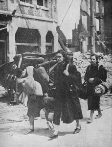 Britische Truppen halten in Louvain stand, während Flüchtlinge die Stadt verlassen, 1940 von Unbekannt