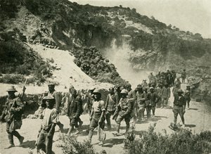 Britische Truppen mit türkischen Gefangenen, Erster Weltkrieg, 1915, um 1920 von Unbekannt