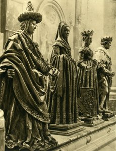 Bronzestatuen in der Hofkirche, Innsbruck, Tirol, Österreich, ca. 1935