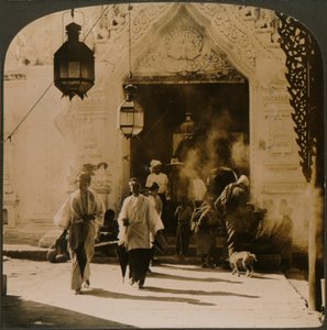 Burmesische Damen auf dem Weg zum Basar, Mandalay, Burma, 1907 von Unbekannt