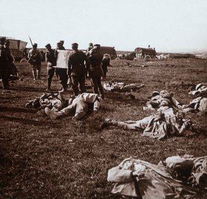 Begräbnis von Leichen, Sainte-Marie-à-Py, Nordfrankreich, ca. 1914-1918 von Unbekannt