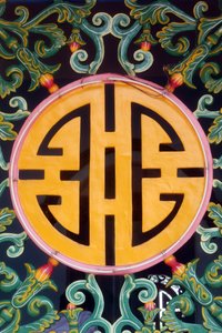 Cao Dai Heiliger Tempel. Verzierung am Fenster