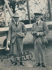Captain John Alcock und Leutnant Arthur Whitten Brown, britische Flieger, ca. 1919