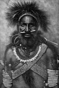 Hauptmann einer Kompanie von Kannibalenkämpfern, Neuguinea, 1922 von Unbekannt