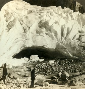 Kavernöser Mund des riesigen Brigsdal-Gletschers, wo schmelzendes Eis Bergströme bildet, Norwegen, ca. 1905 von Unbekannt
