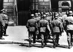 Wachablösung am deutschen Hauptquartier im besetzten Paris, Juni 1940