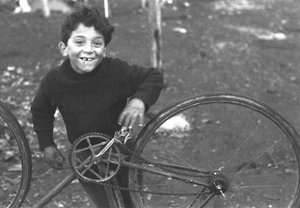 Kind repariert ein Fahrrad, Borghetto Nomentano, Rom, Italien von Unbekannt