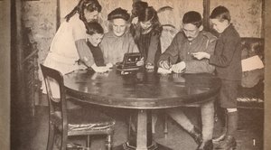 Kinder leeren ihre Sparbüchsen, um in Kriegsanleihen zu investieren, ca. 1917, 1935