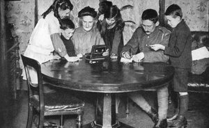 Kinder leeren ihre Sparbüchsen, um in Kriegsanleihen zu investieren, 1936