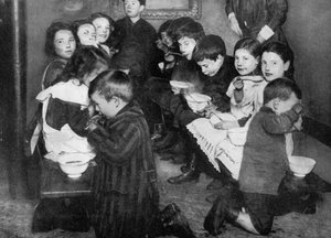 Kinder in einer Gemeinschaftsküche, London, 1917-1936