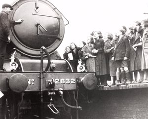 Kinder betrachten eine Dampflokomotive, 3. März 1936